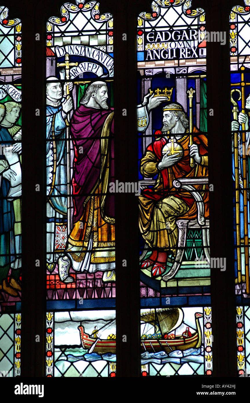 Baignoire vitrail avec scène biblique de l'abbatiale gothique Banque D'Images