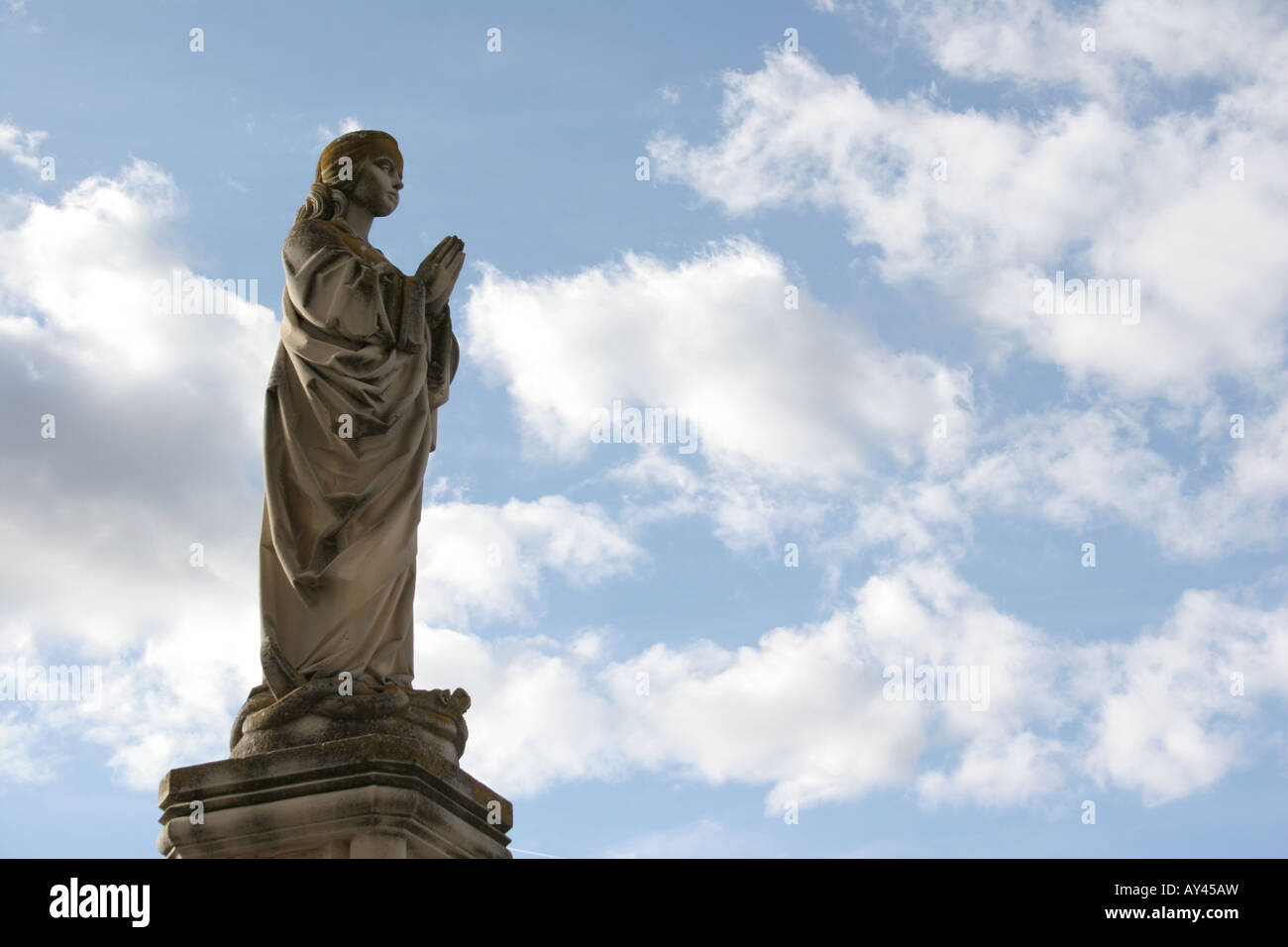 Une statue d'une femme en prière à l'extérieur du Monasterio de San Juan de los Reyes à Tolède en Espagne. Banque D'Images