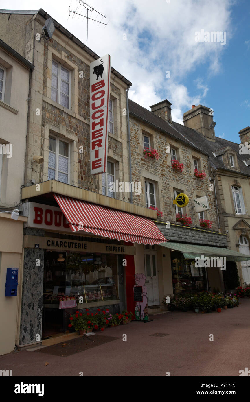 Boucherie, les bouchers et les magasins des fleuristes, à Bricquebec, Normandie, France Banque D'Images