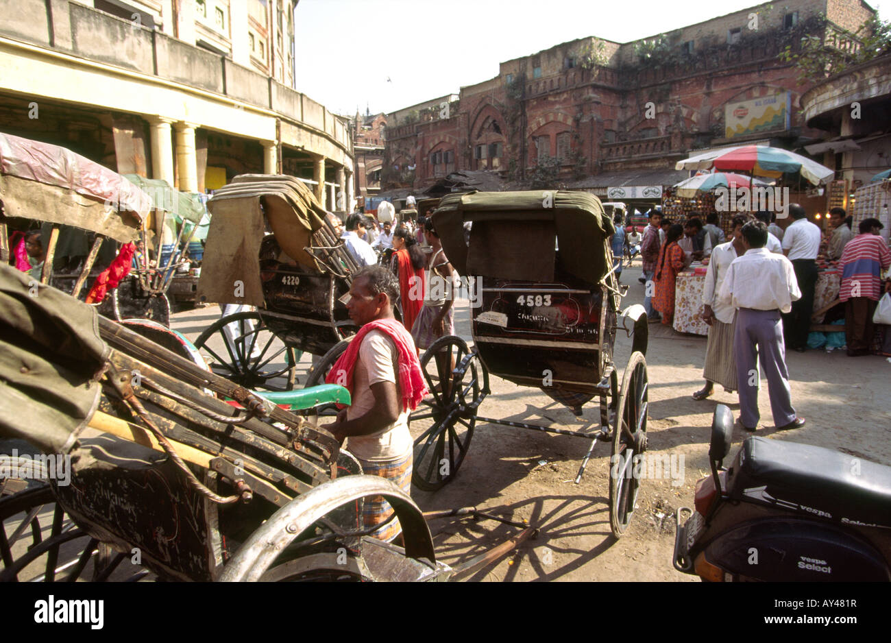 Inde Calcutta Ouest Benga tiré des rickshaw wallahs attendent custom Banque D'Images