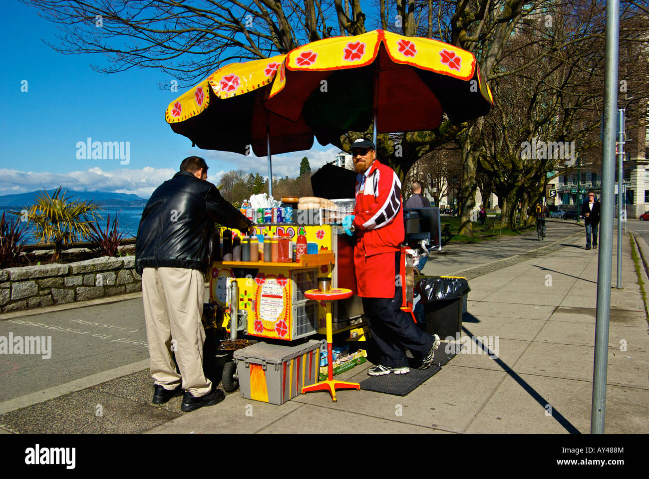 Client fournisseur au stand de hot-dog dans le West End de Vancouver Canada Banque D'Images