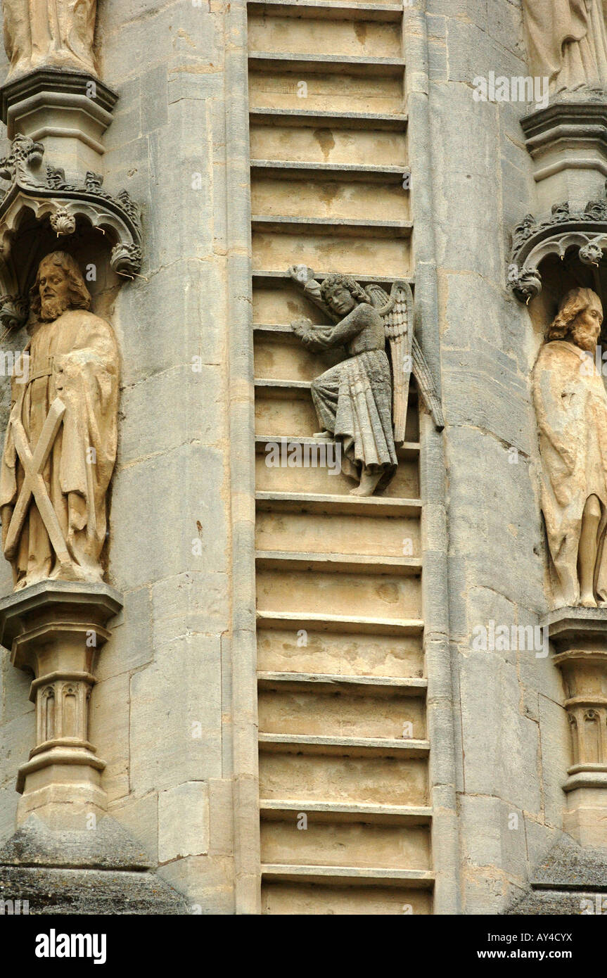 Baignoire sculpture d'un ange descendant sur l'abbaye de style gothique Banque D'Images