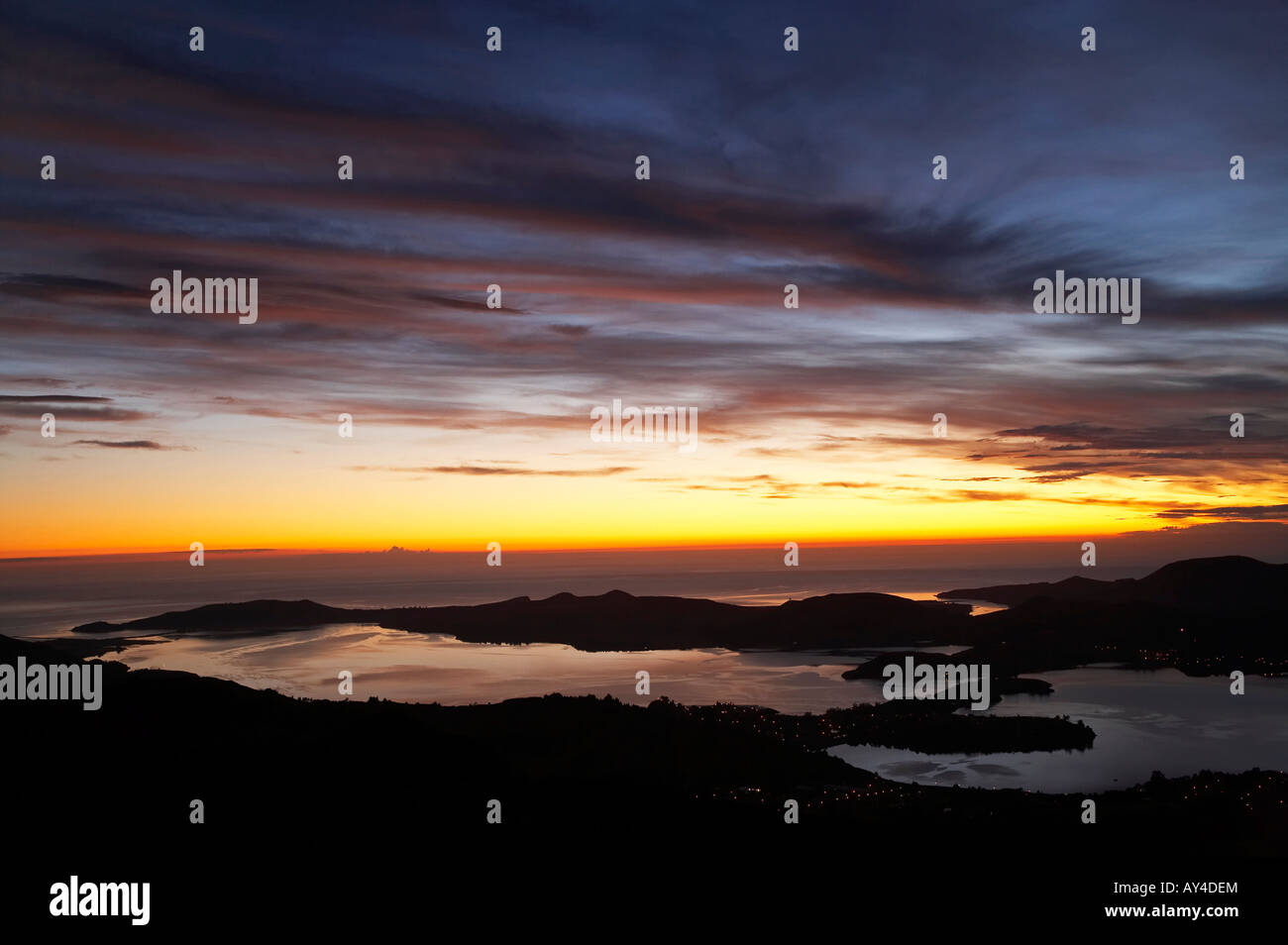 Voir l'aube d'Otago Harbour et d'Otago Peninsula de Mt Cargill Dunedin ile sud Nouvelle Zelande Banque D'Images