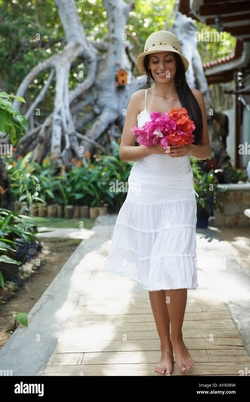 South American Woman carrying bouquet de fleurs Banque D'Images