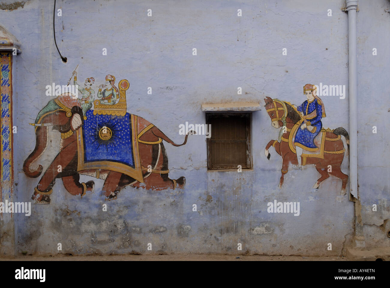 Peinture murale d'un éléphant et le cheval sur un mur de la maison de l'Inde Rajasthan Bundi Banque D'Images