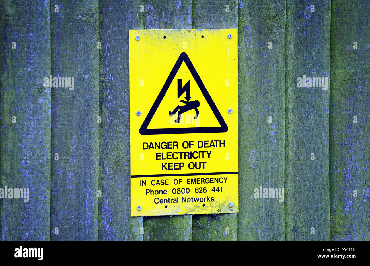 Une compagnie d'électricité "DANGER DE MORT" PANNEAU D'AVERTISSEMENT SUR UNE STATION DE L'ÉLECTRICITÉ.UK Banque D'Images