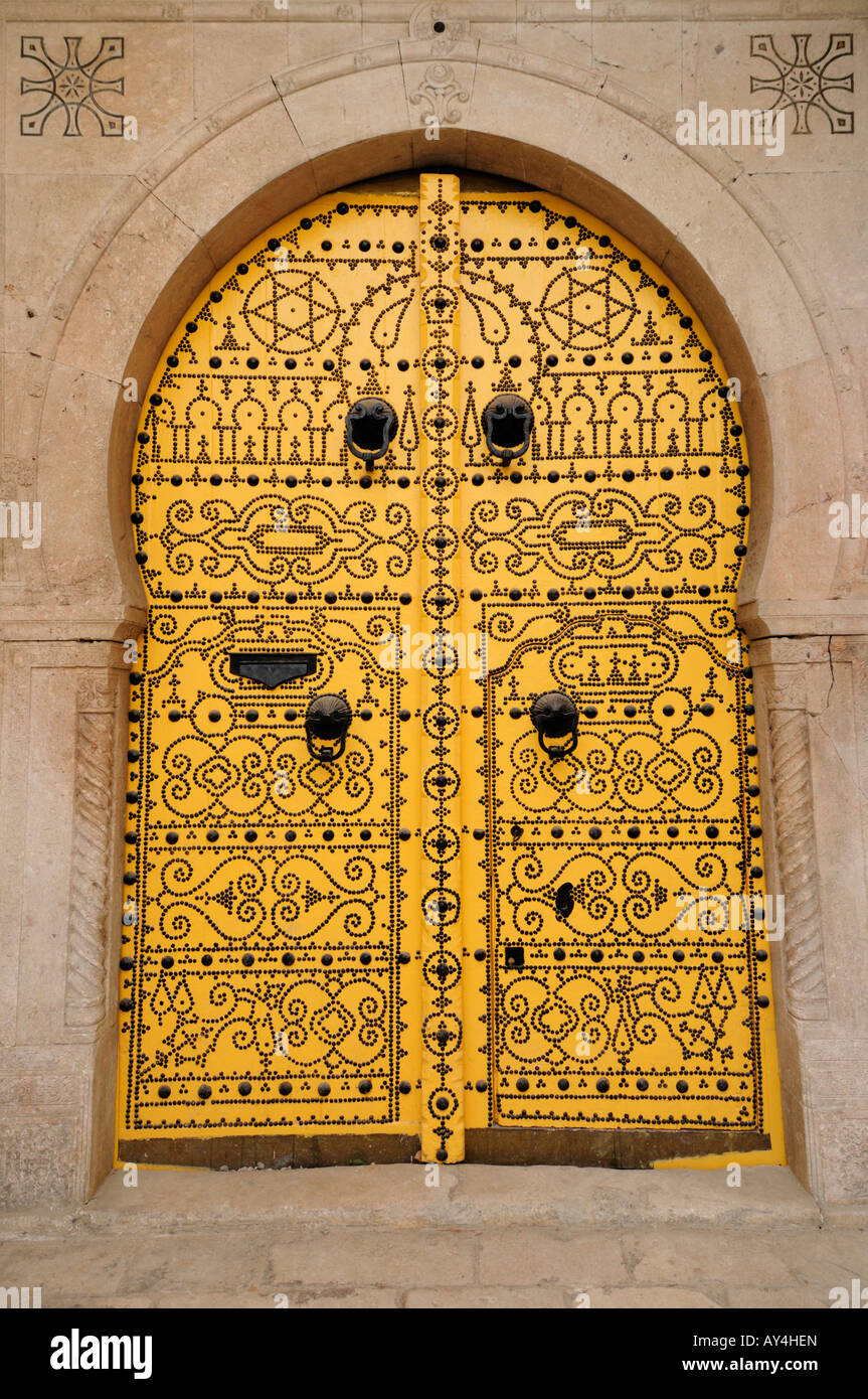 Porte jaune, Médina de Tunis, Tunisie Photo Stock - Alamy
