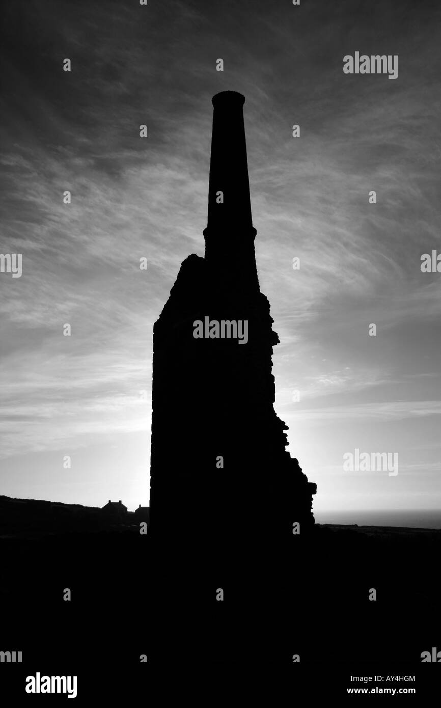 Tin mine sur la côte nord des Cornouailles, Angleterre noir et blanc Banque D'Images