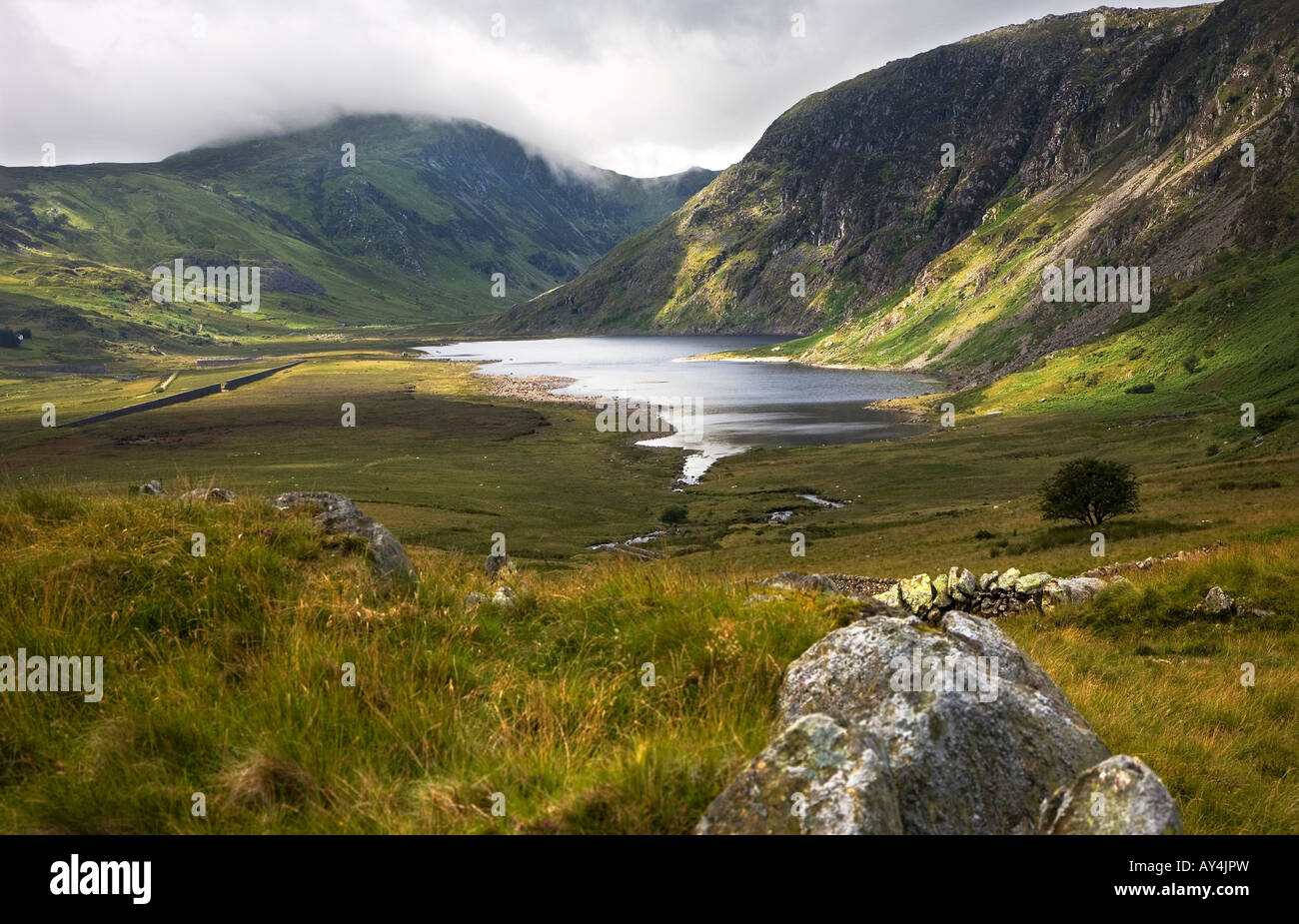 Llyn Eigiau historique, lac et barrage, montrant une violation dans le vieux mur de barrage à gauche après 1911, catastrophe, au nord du Pays de Galles Snowdonia Banque D'Images
