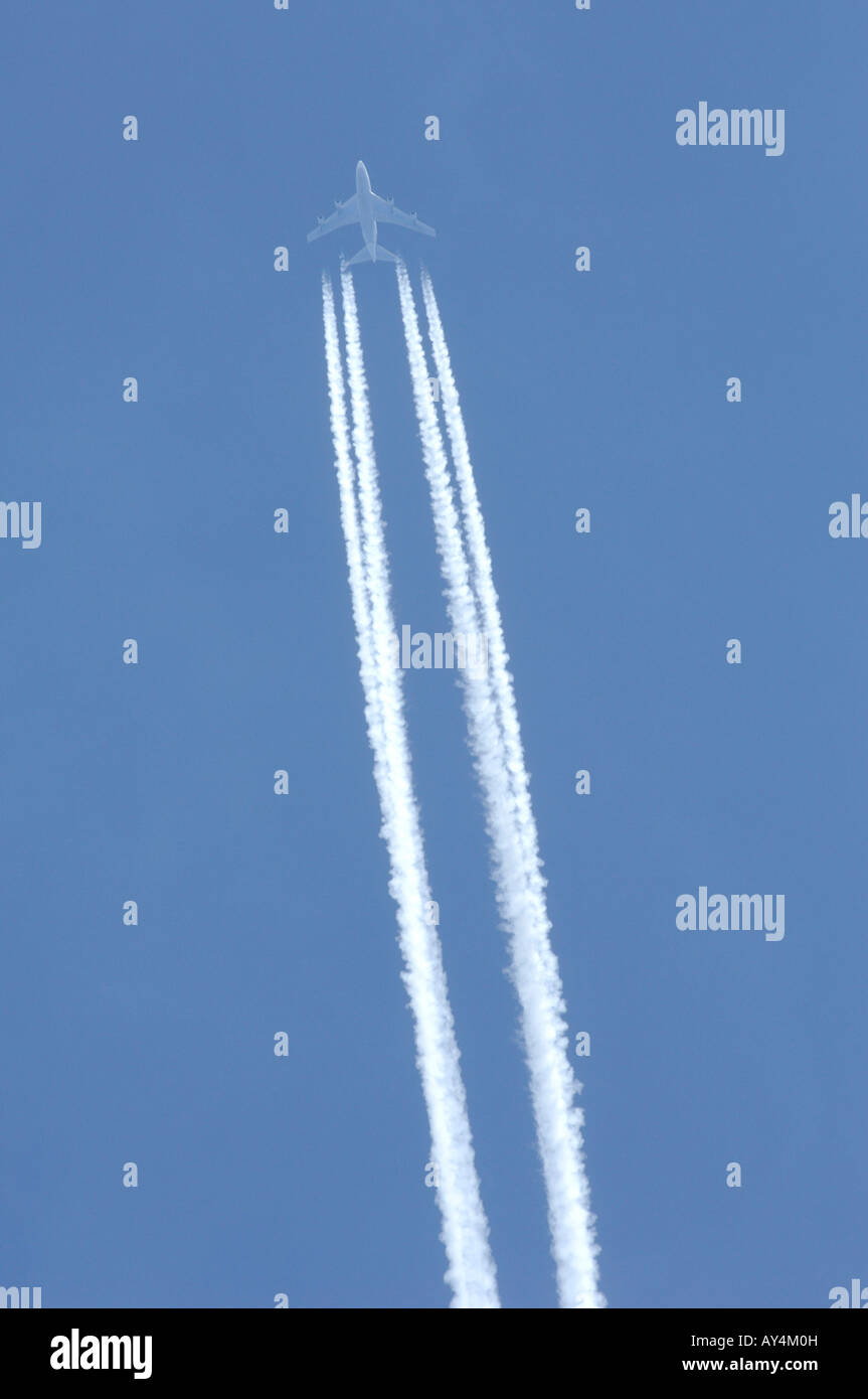 Un passager jet laisse une traînée de vapeur à travers un ciel bleu Banque D'Images