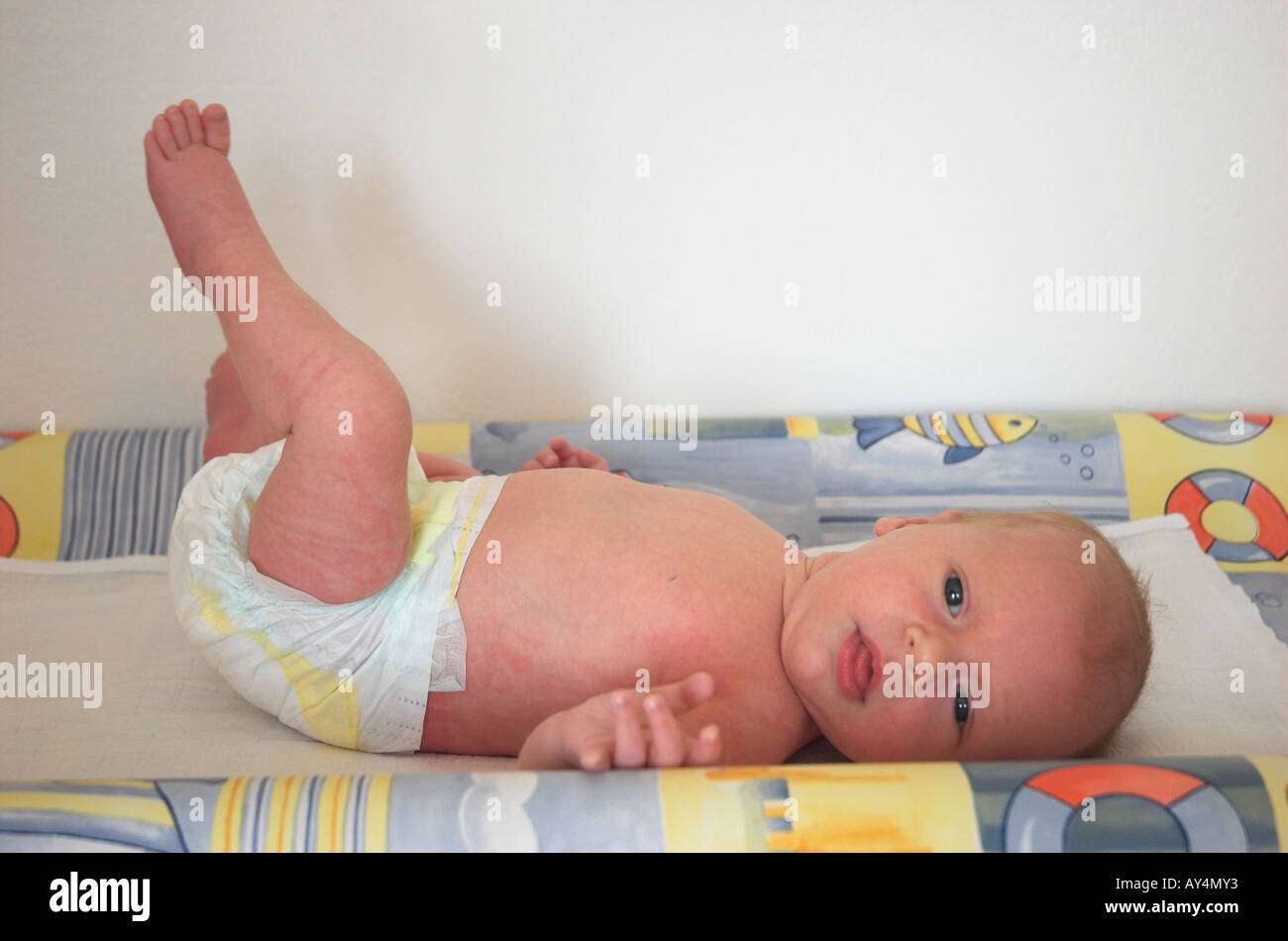 Naissance bebe Fille 0 à 3 mois aux couches Banque D'Images