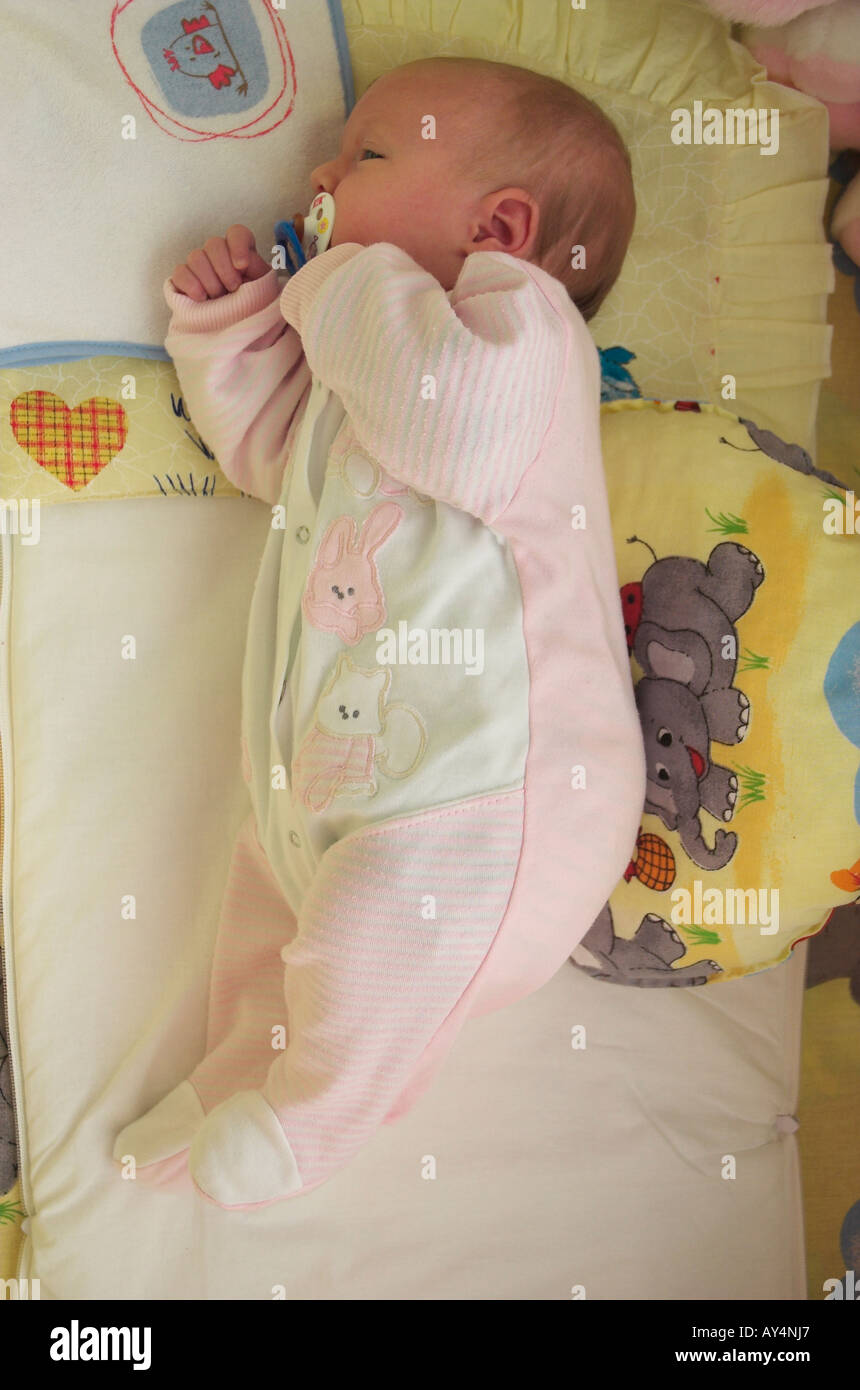 Naissance bebe Fille avec sucette 0 à 3 mois portant des vêtements pour bébé  couché dans lit d'elevated view Photo Stock - Alamy