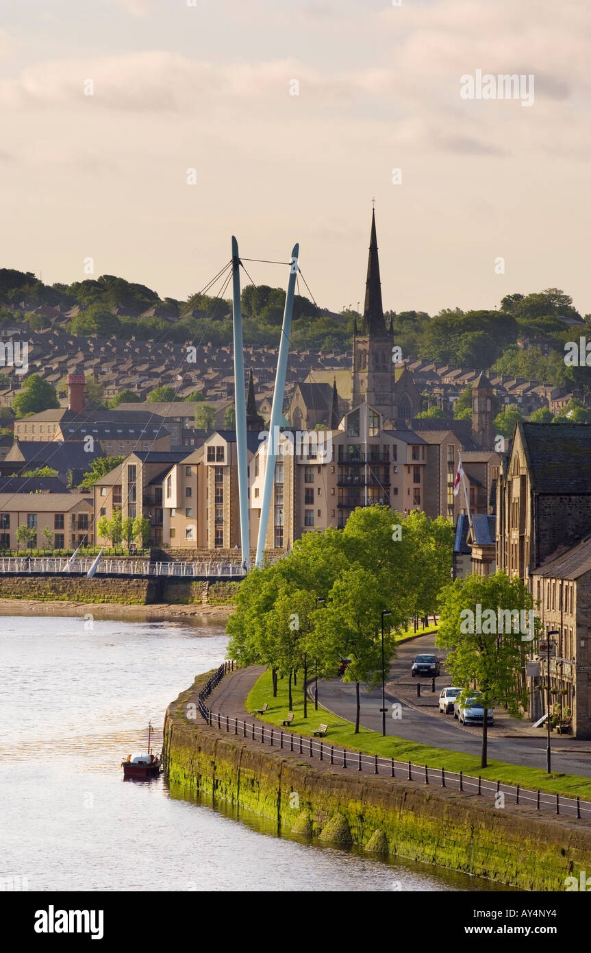 Avis de Lancaster Lancashire avec la rivière Lune Millennium Bridge et cathédrale St Pierre Banque D'Images