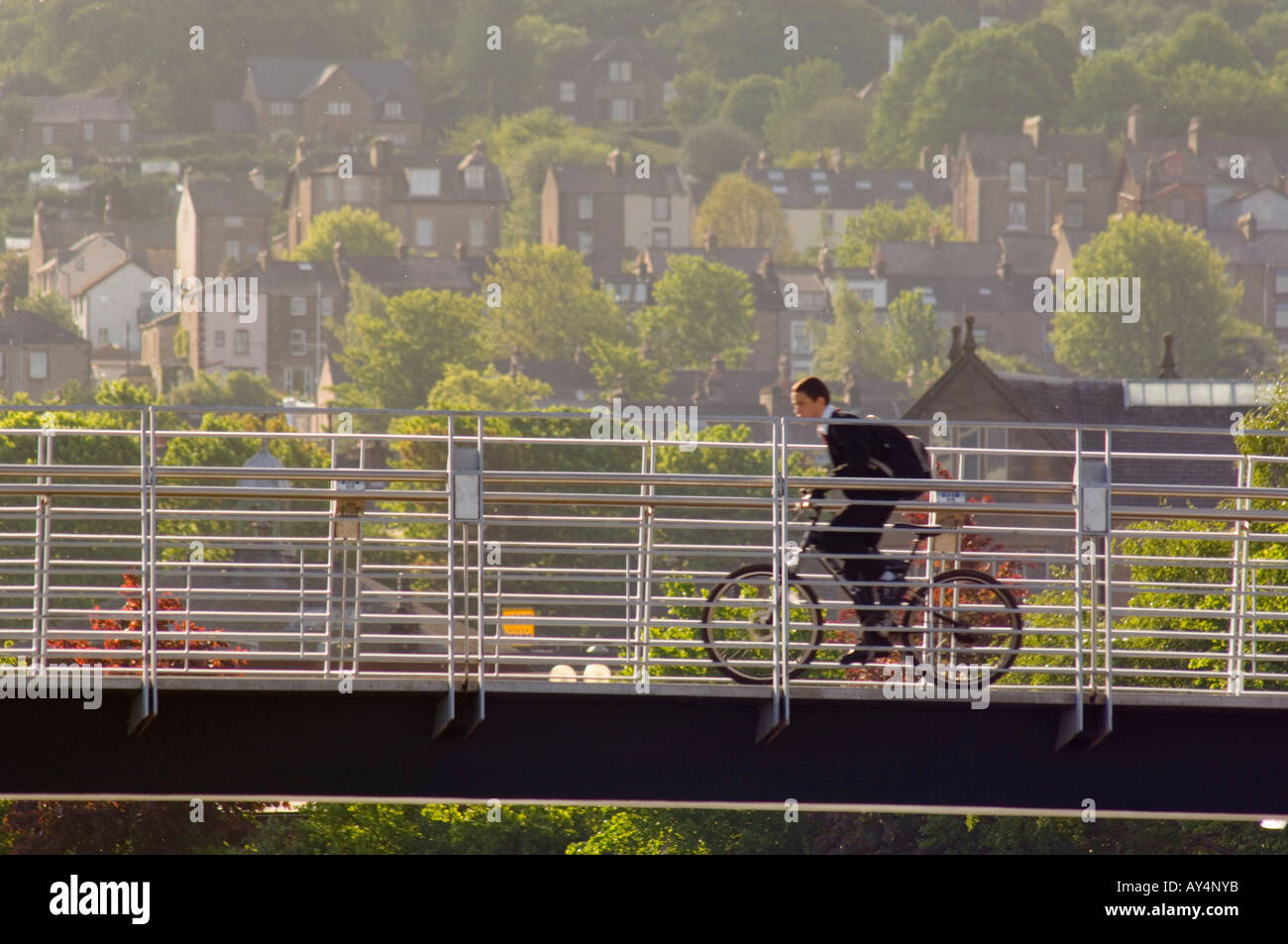 Vélo garçon à l'école sur le Millennium Bridge Lancaster Lancashire Banque D'Images