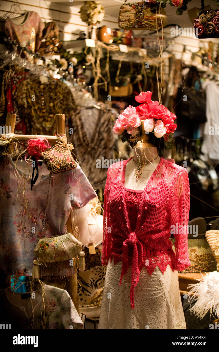Mannequin Robe Rouge Designer Showy dress Banque de photographies et d’images à haute résolution - Alamy