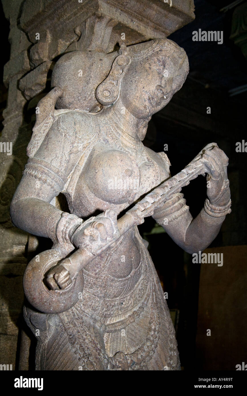 Statue de femme jouant de l'veena, Hall de 1 000 piliers, Temple Meenakshi, Madurai, Tamil Nadu, Inde Banque D'Images