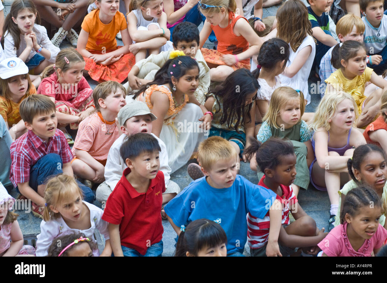 Groupe multiethnique d'écoliers attendant de rencontrer le maire de Leuven Belgique Europe Banque D'Images