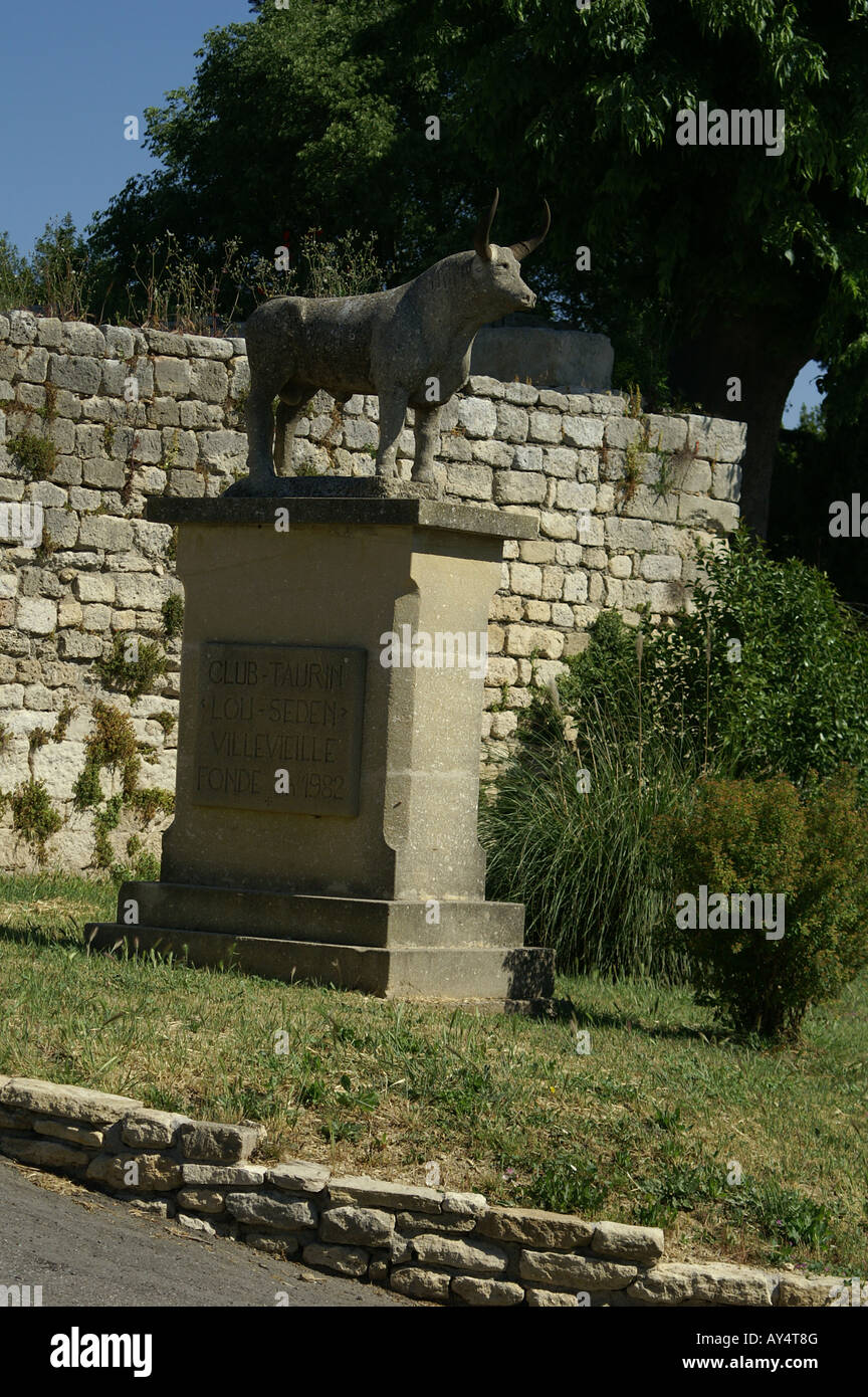Club Taurin monument à Languedoc commémore les taureaux de la course Camargaise Banque D'Images