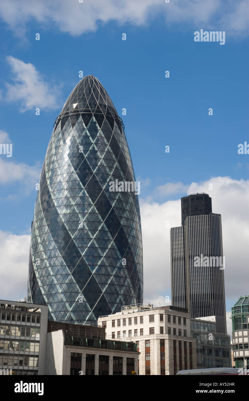 La tour Swiss Re et la Tour 42 dans le quartier financier de Londres Banque D'Images