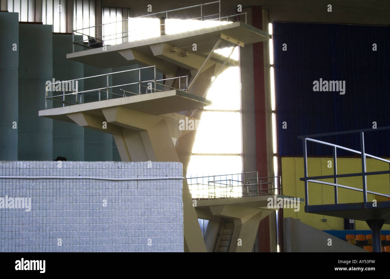 Vue de l'intérieur de la Leeds International extérieure montrant les plates-formes de plongée Banque D'Images