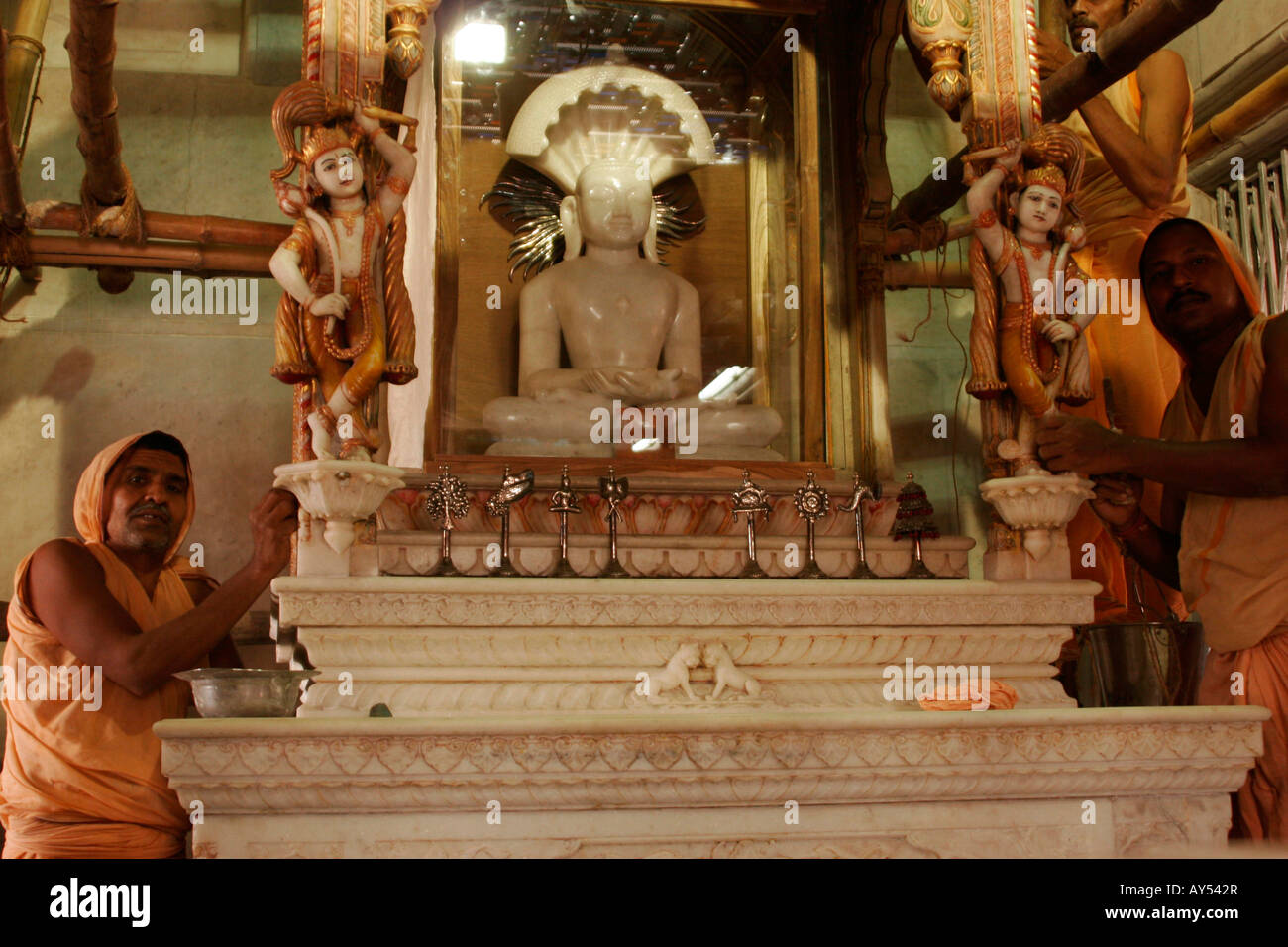 Travailleur dans le temple de Jain Kolkata Inde Banque D'Images