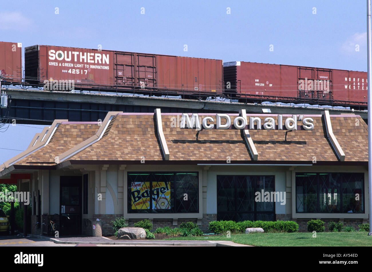 Un train de marchandises qui voyagent au-delà d'un fast-food McDonald's restaurant à Covington Ohio Banque D'Images