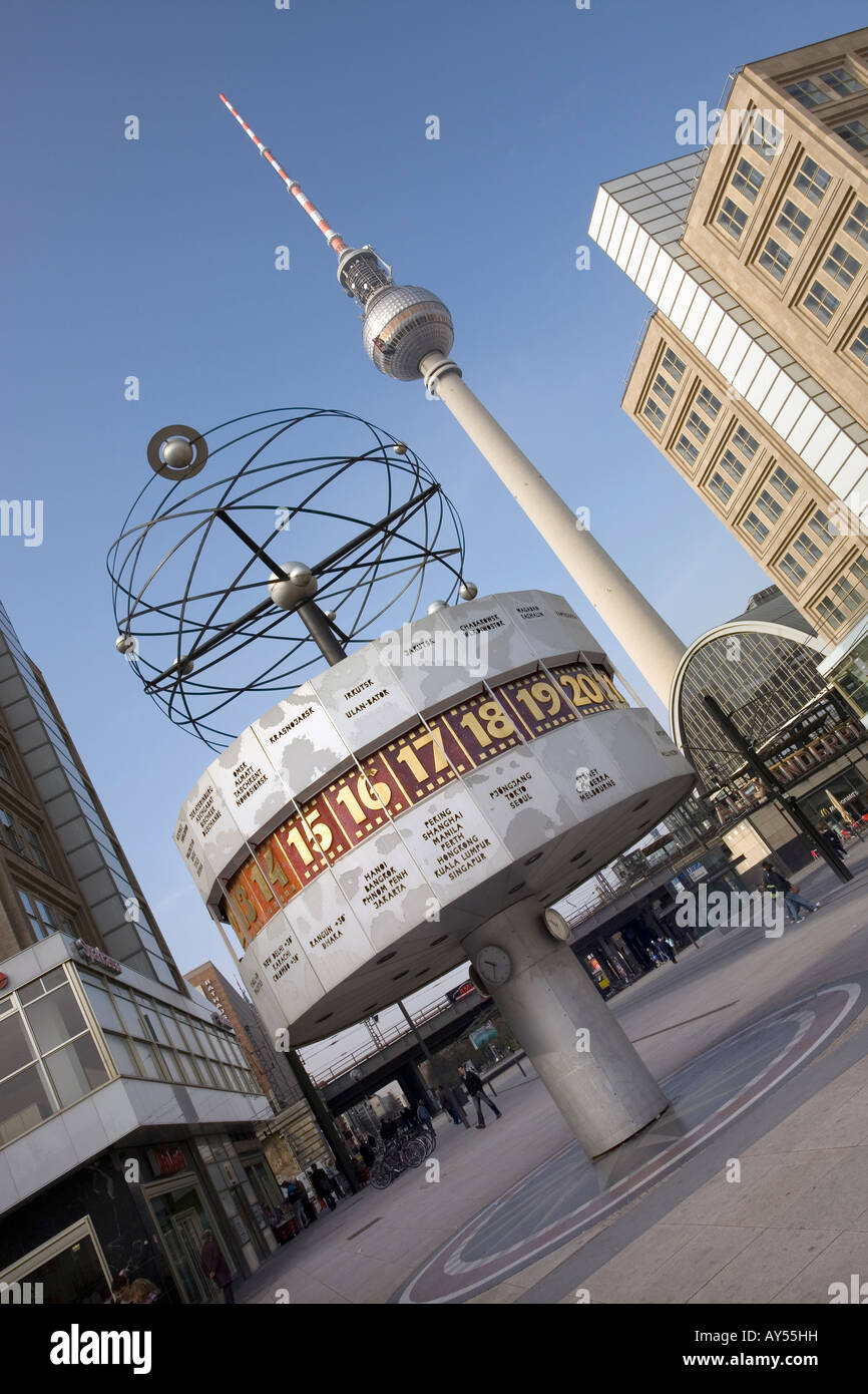 L'Horloge universelle et Fernsehturm Alexanderplatz Berlin Allemagne Banque D'Images