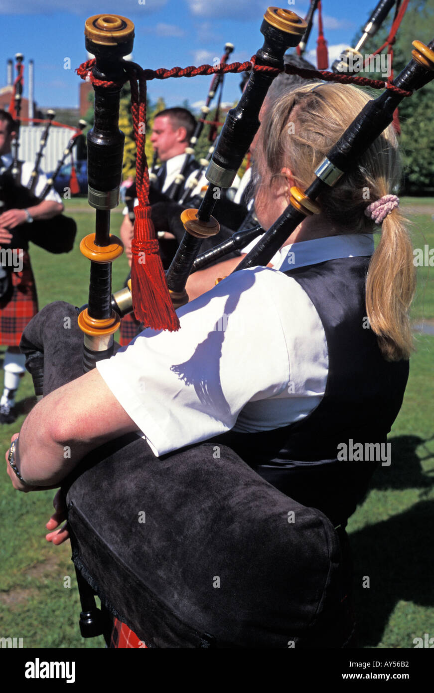 Woman playing the bagpipes Banque de photographies et d'images à haute  résolution - Alamy