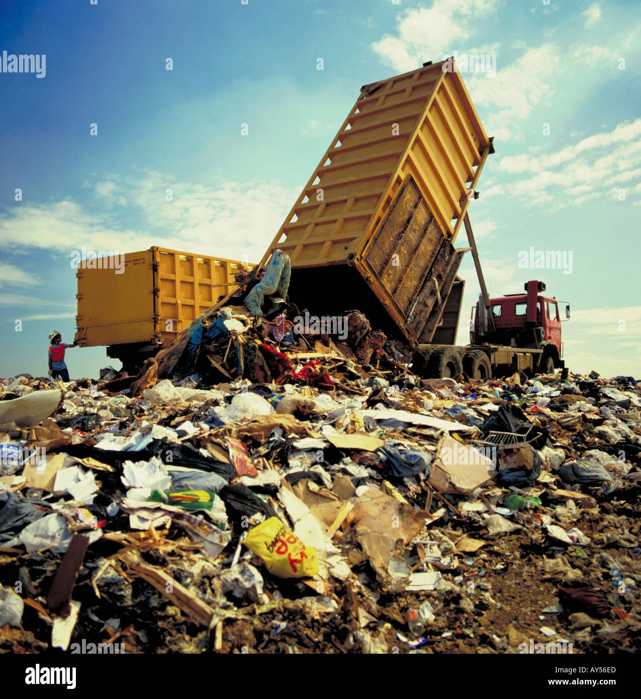 Les ordures ménagères sont déposées au site d'enfouissement Banque D'Images