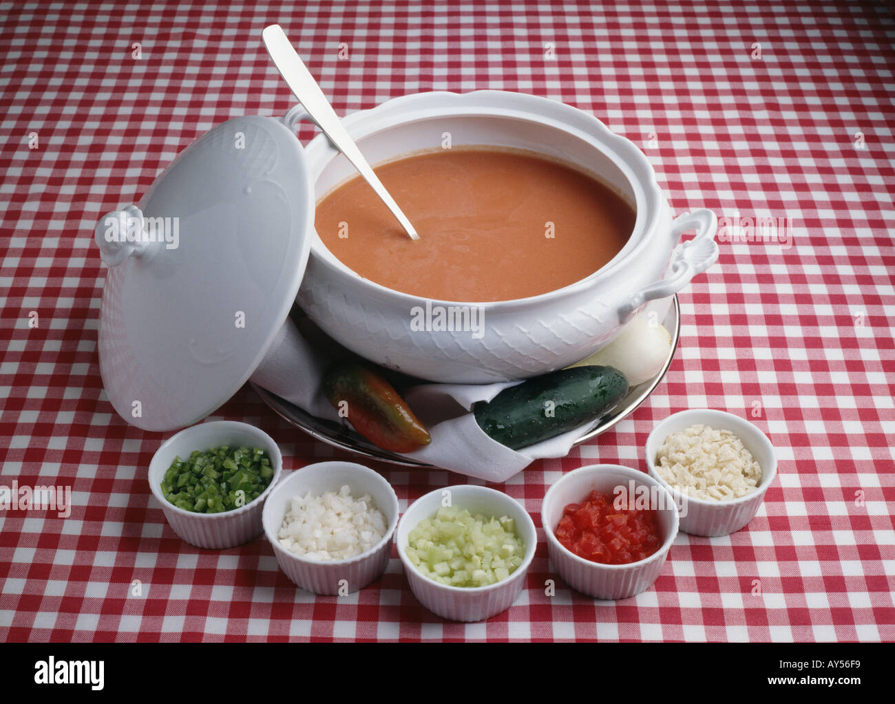 Soupe froide gaspacho espagnol délicieux servi avec des garnitures traditionnelles régime méditerranéen Banque D'Images