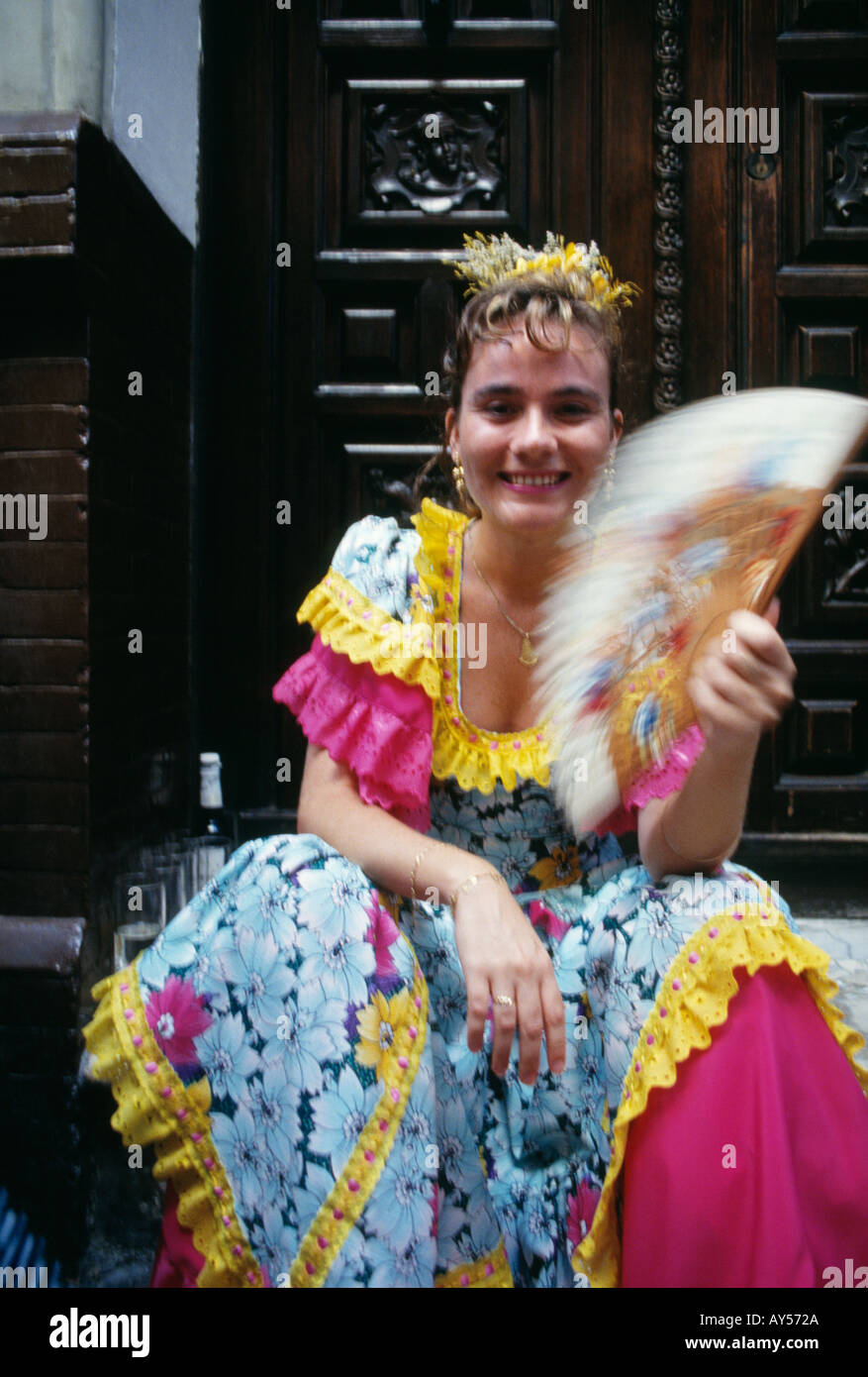 Jeune fille s'assit sur l'étape en espagnol Feria robe à la foire de Malaga fanning elle-même Banque D'Images