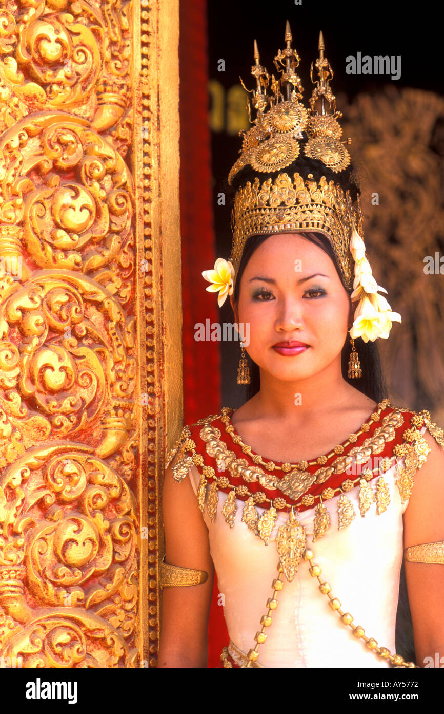 Beau danseur traditionnel et les costumes colorés Danse Arts Khmer Cambodge Siem Reap Banque D'Images