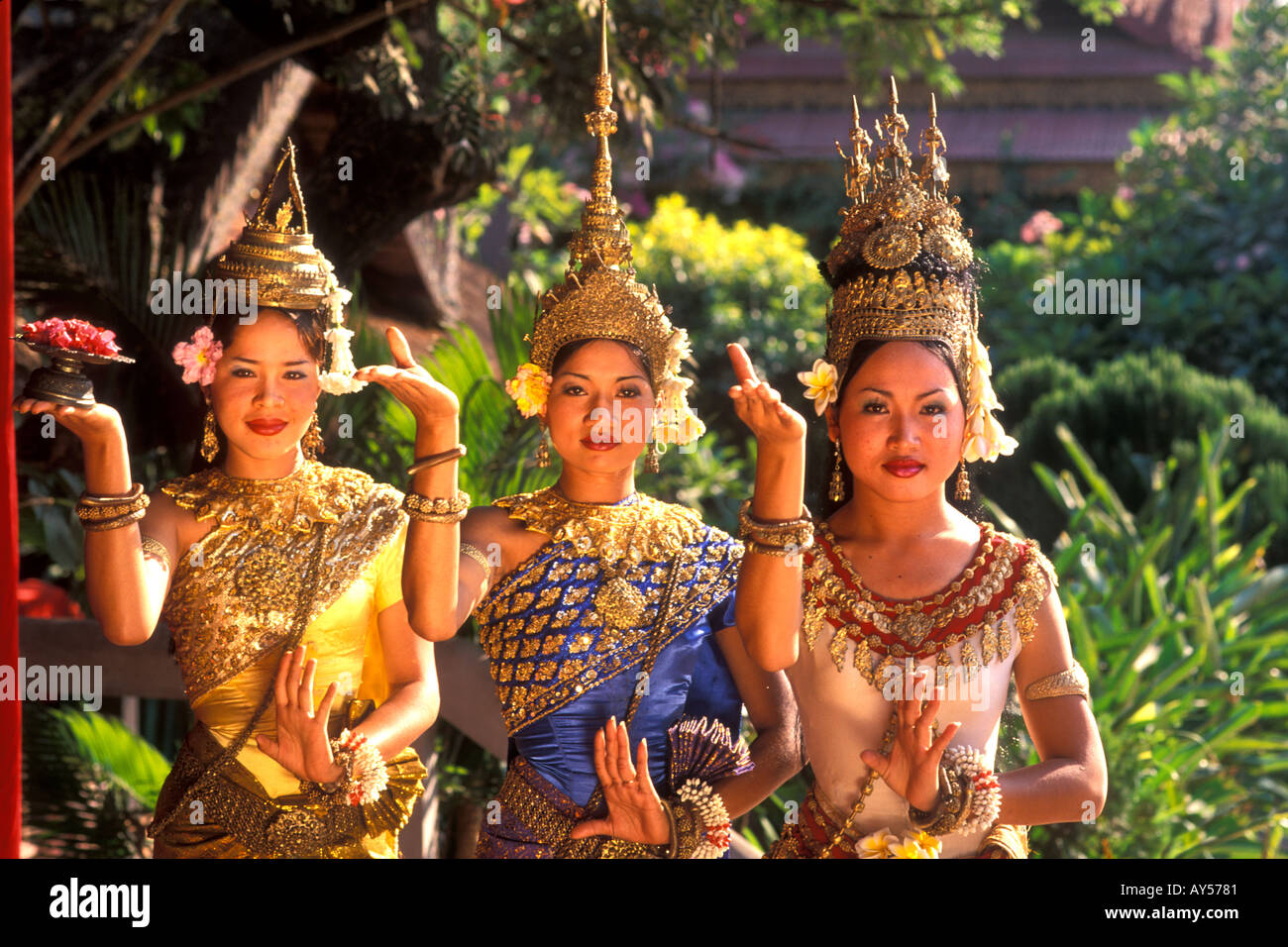 Beaux danseurs traditionnels et costumes colorés Danse Arts Khmer Cambodge Siem Reap Banque D'Images
