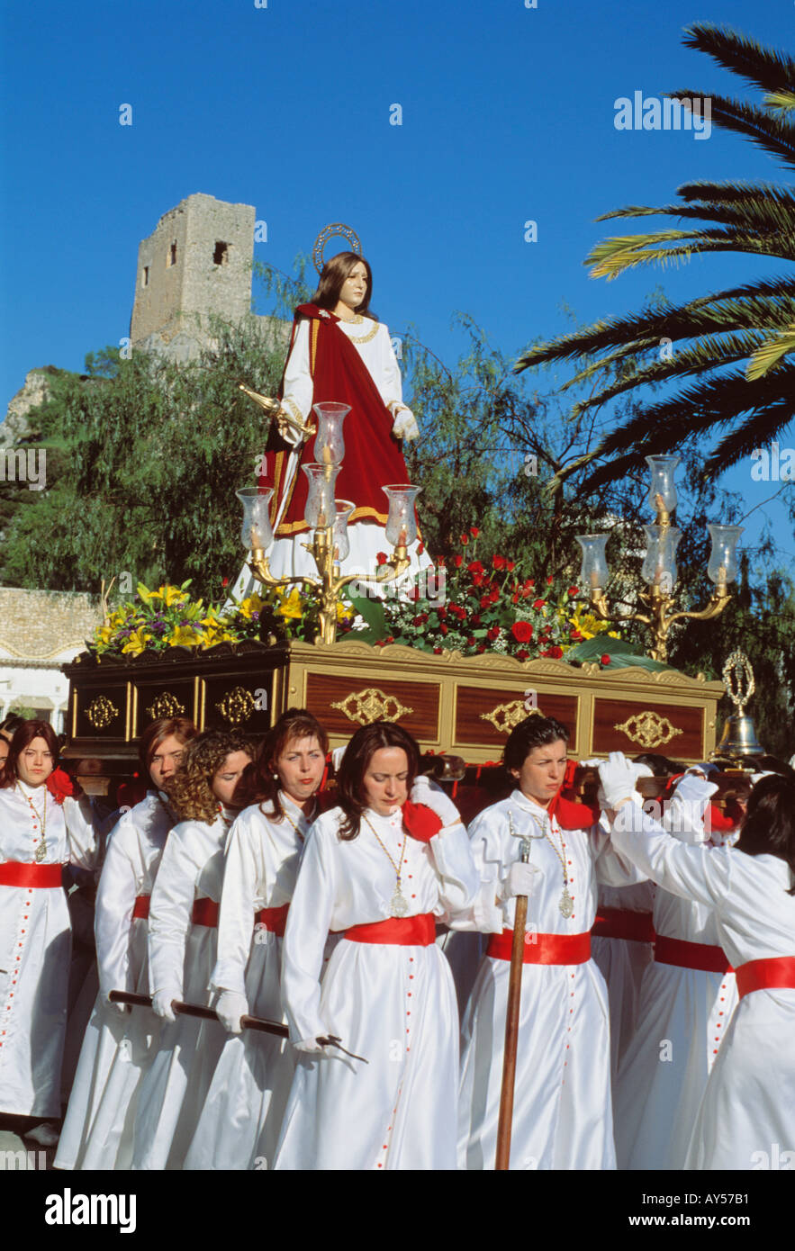 Semana Santa, saint ou la semaine de Pâques, Luque Cordoba, des femmes portant le trône religieux, Andalousie, Espagne Banque D'Images