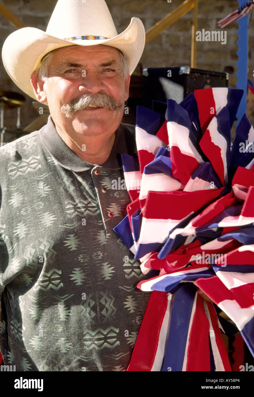 Un cowboy hispanique patriotique se prépare pour le 4 juillet, fête de Capitan, Nouveau Mexique. Banque D'Images