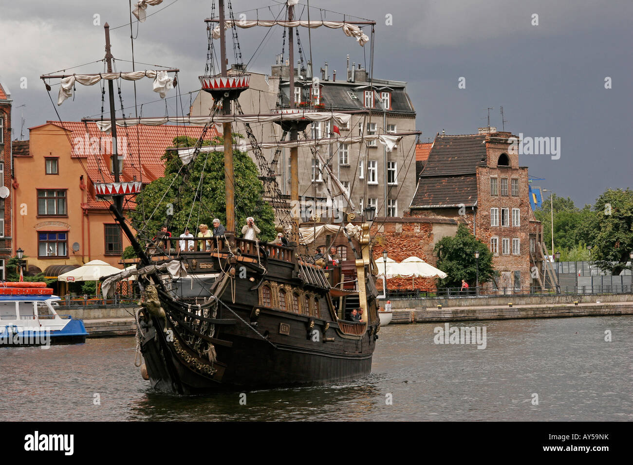 Navigation sur le navire réplique Stara fleuve Motlawa vers le golfe de Gdansk Pologne Banque D'Images