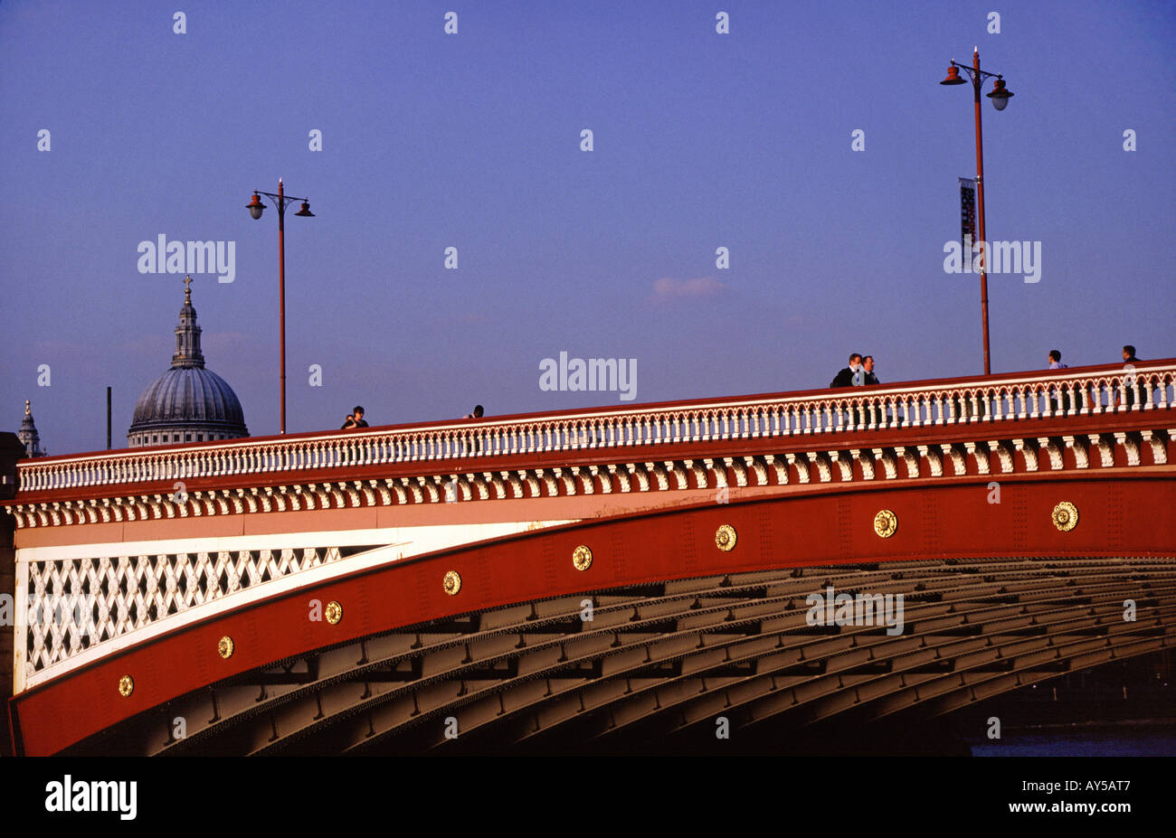 Cathédrale St Paul derrière Blackfriars Bridge London UK Banque D'Images