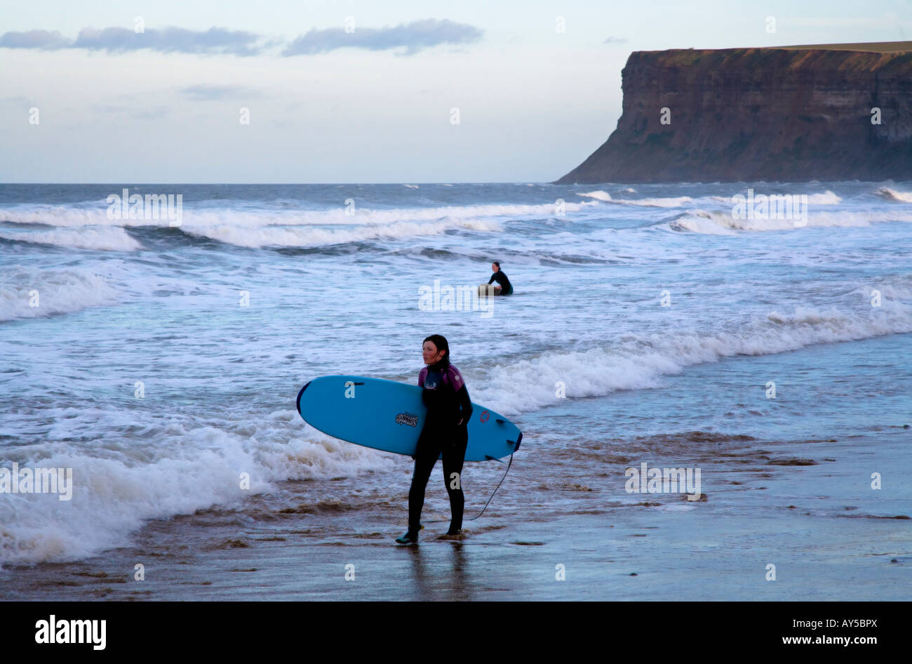 Par la mer surfeurs Saltburn Tees Valley North East England Banque D'Images