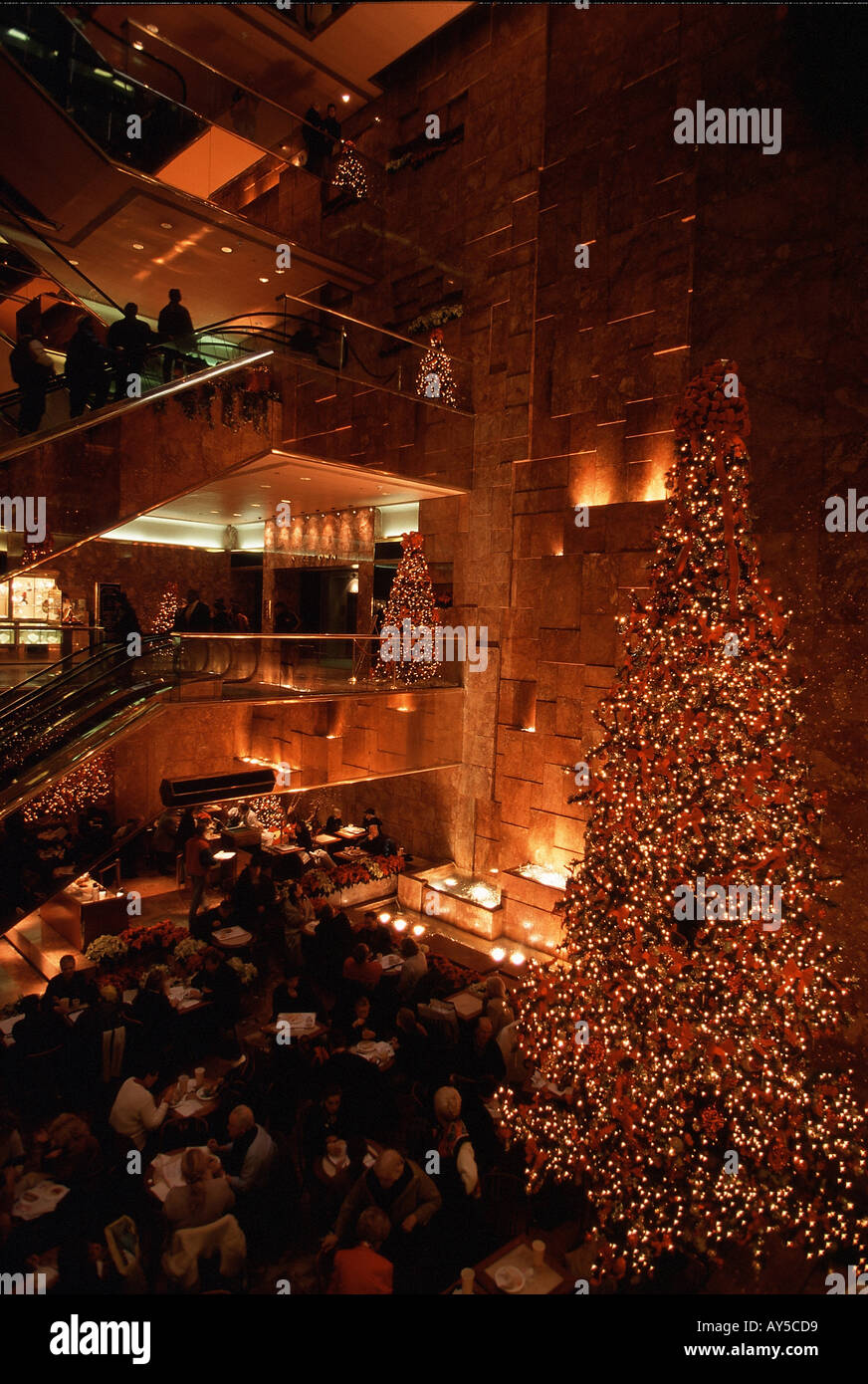 USA New York City 1999 Trump Tower avec décoration de Noël Banque D'Images