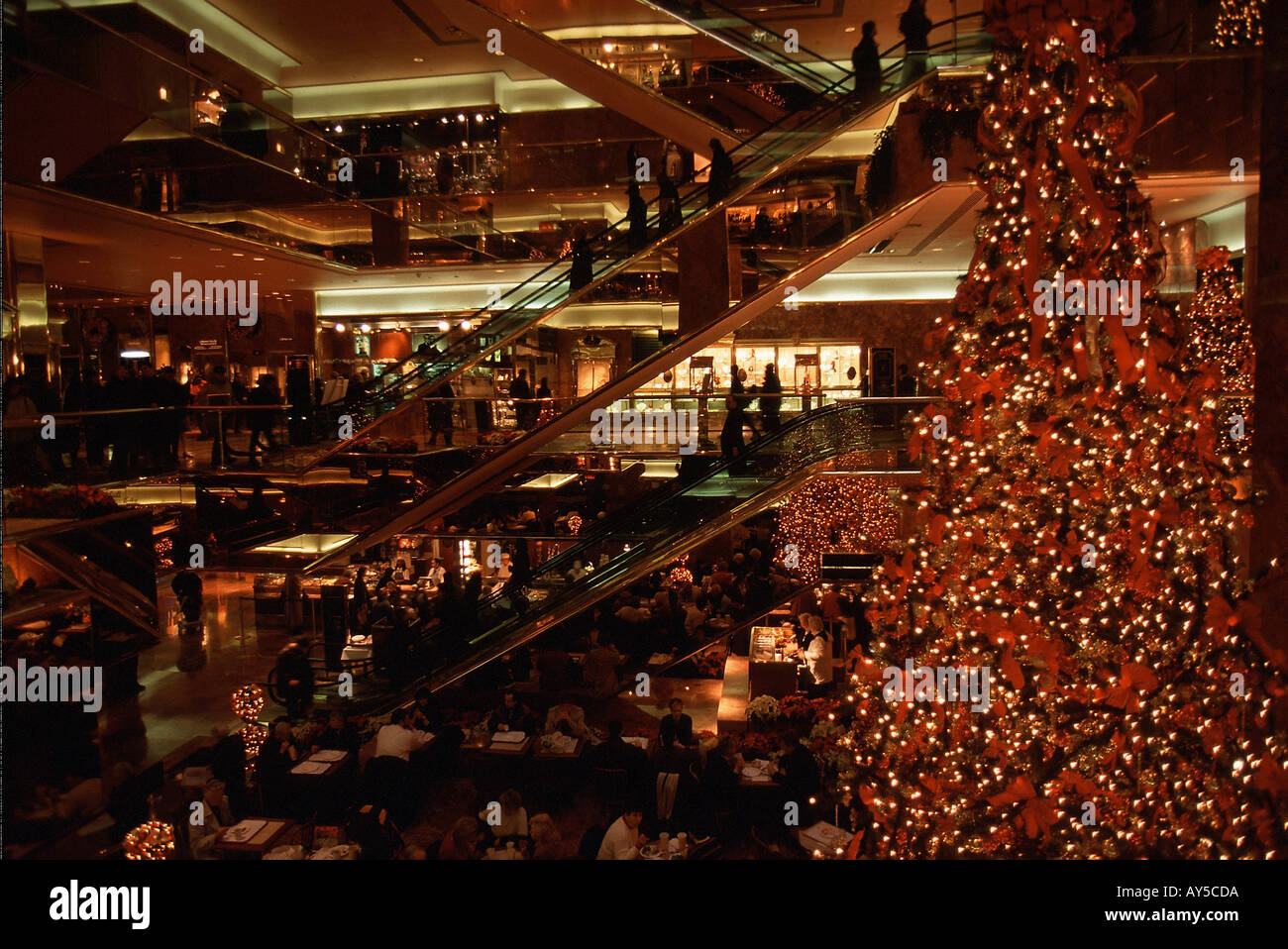 USA New York City 1999 Trump Tower avec décoration de Noël Banque D'Images