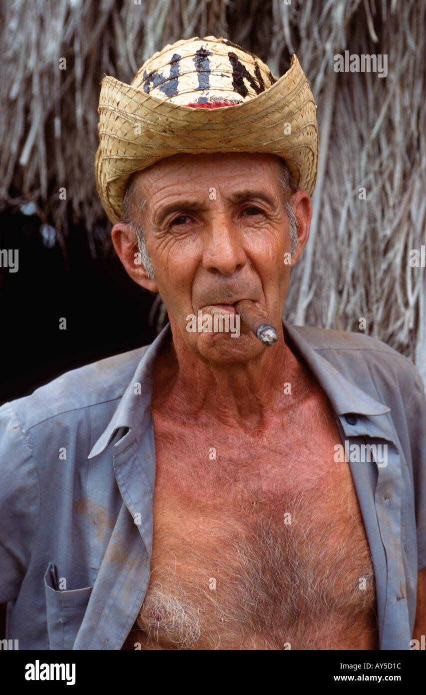 Producteur de tabac fumer un cigare, Pinar del Río, Cuba Banque D'Images
