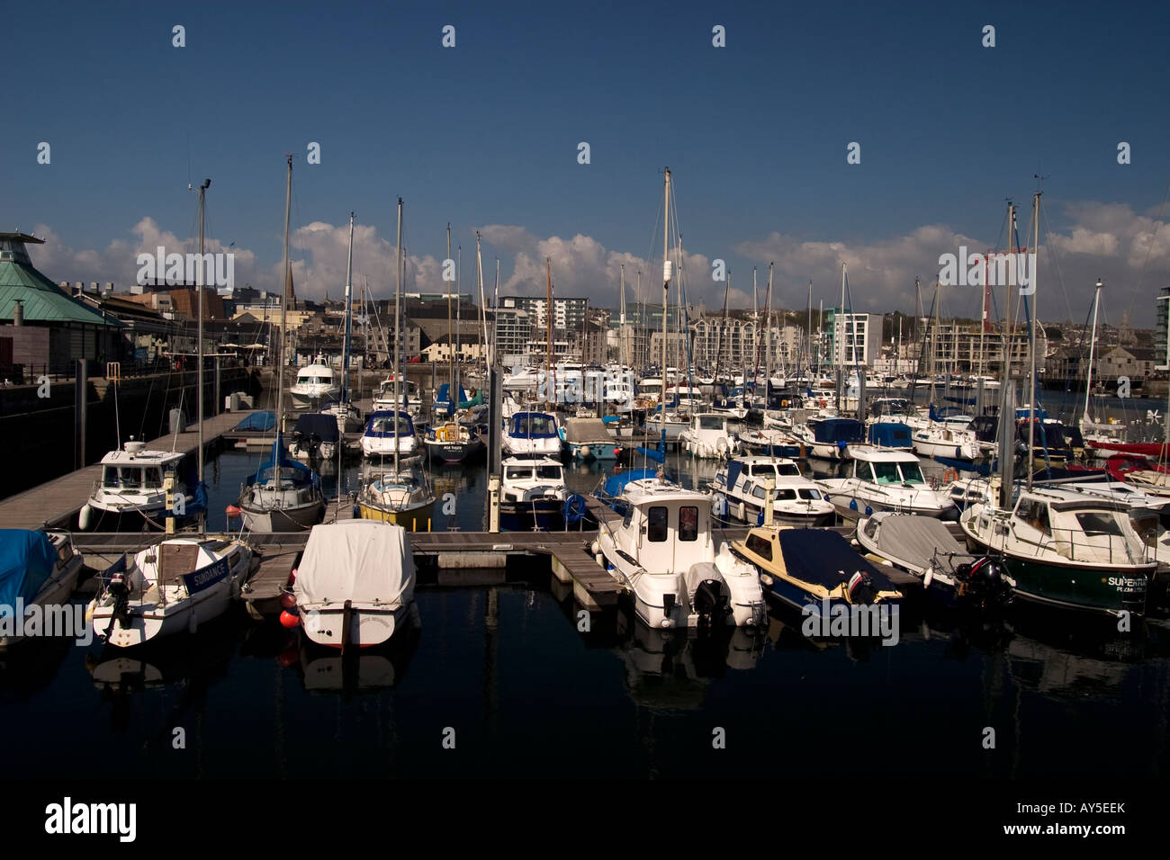 Une scène à travers les bateaux amarrés dans la Marina de Barbican vers Plymouth en arrière-plan Banque D'Images