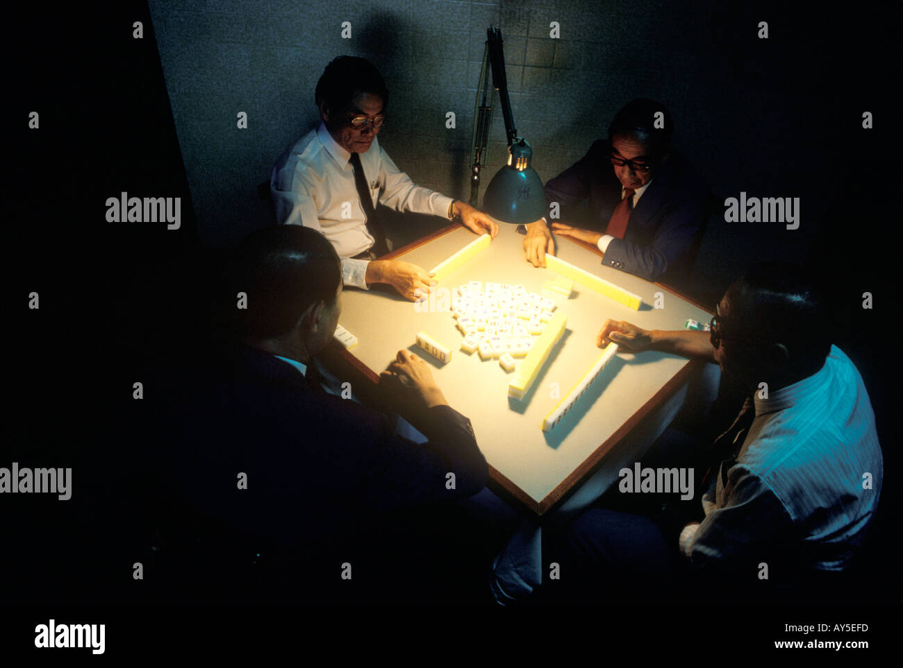 Mahjong Hong Kong Chine hommes jouant après le travail tard dans la nuit années 1990 11991 Chine HOMER SYKES Banque D'Images