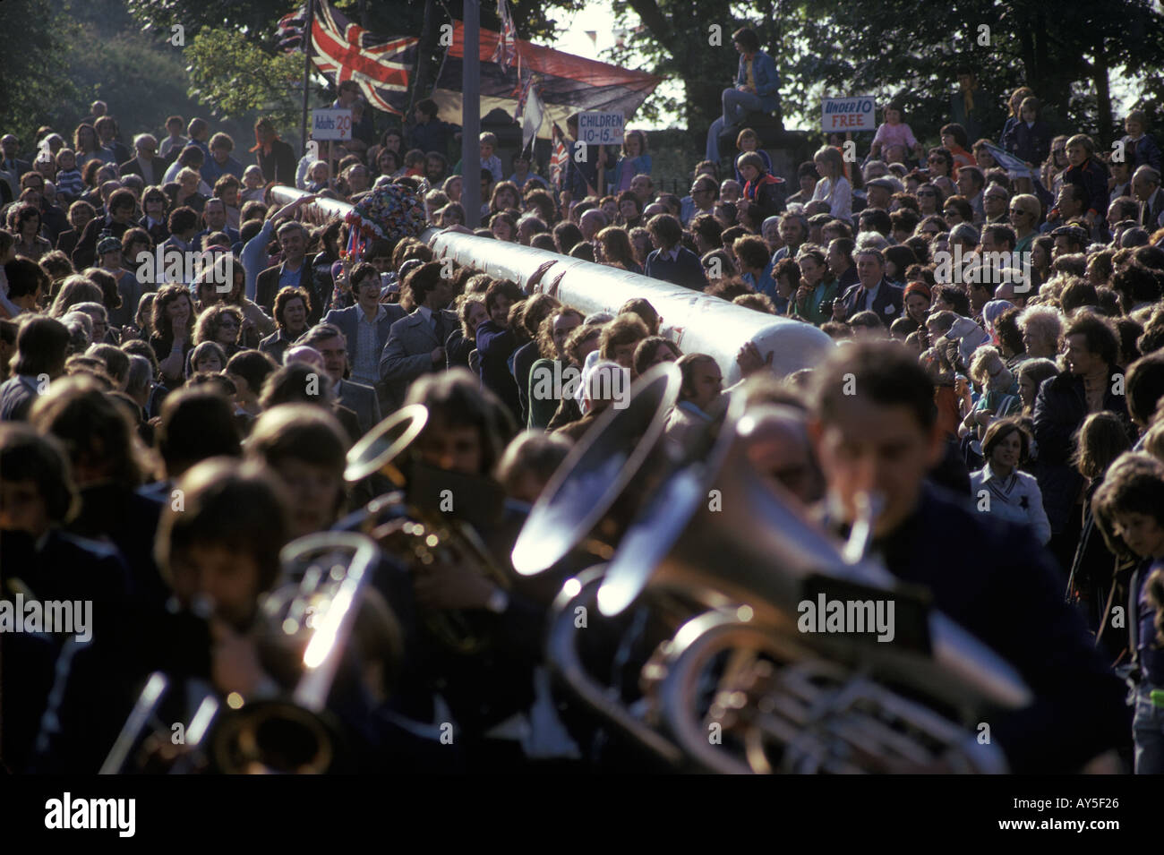 Barwick à Elmit Yorkshire le village Maypole est transporté dans les rues après avoir été rénové. Tradition du patrimoine culturel de l'Angleterre. années 1972 1970 Banque D'Images