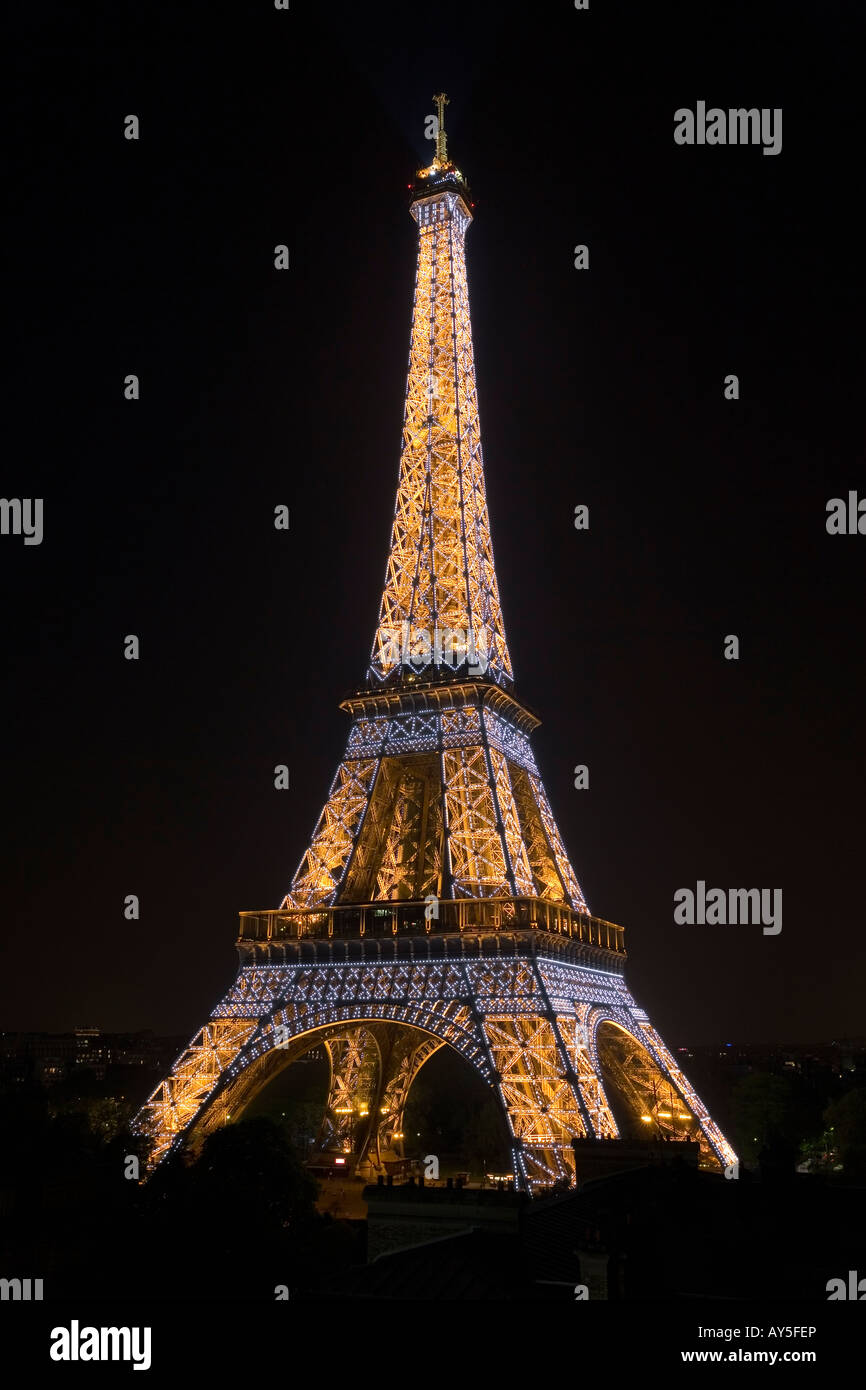 France Paris Tour Eiffel illuminée au crépuscule Banque D'Images