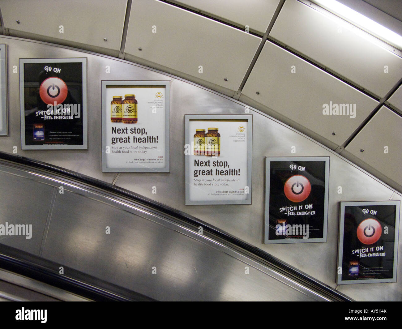 Publicités, escalator, métro de Londres, Royaume-Uni Banque D'Images