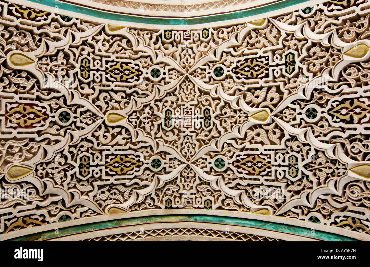Le plafond sculpté une arcade Bahja palace Marrakech Maroc Banque D'Images