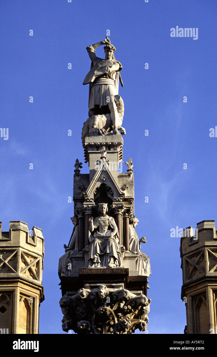 Statue de St George et le Dragon au-dessus d'une statue de la reine Victoria à l'extérieur de l'abbaye de Westminster London UK Banque D'Images