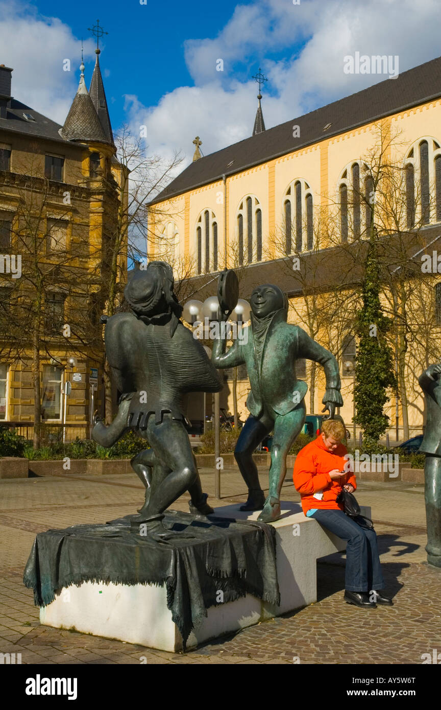 Personne qui écrit un message texte à la place du théâtre à Luxembourg Europe Banque D'Images