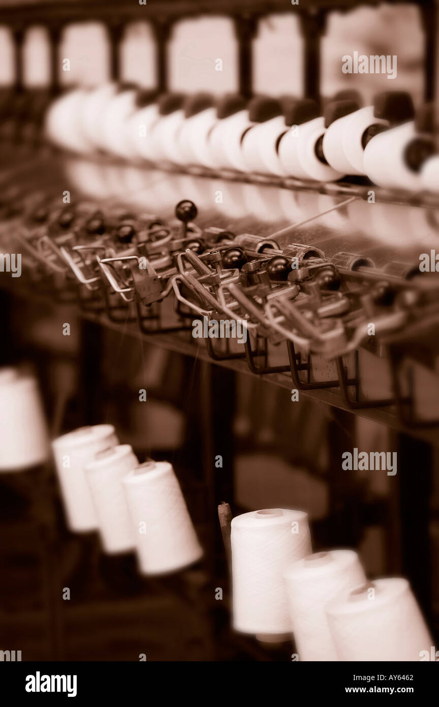 OLD VINTAGE MACHINES DANS L'usine de textile à l'abandon YORKSHIRE ENGLAN Banque D'Images
